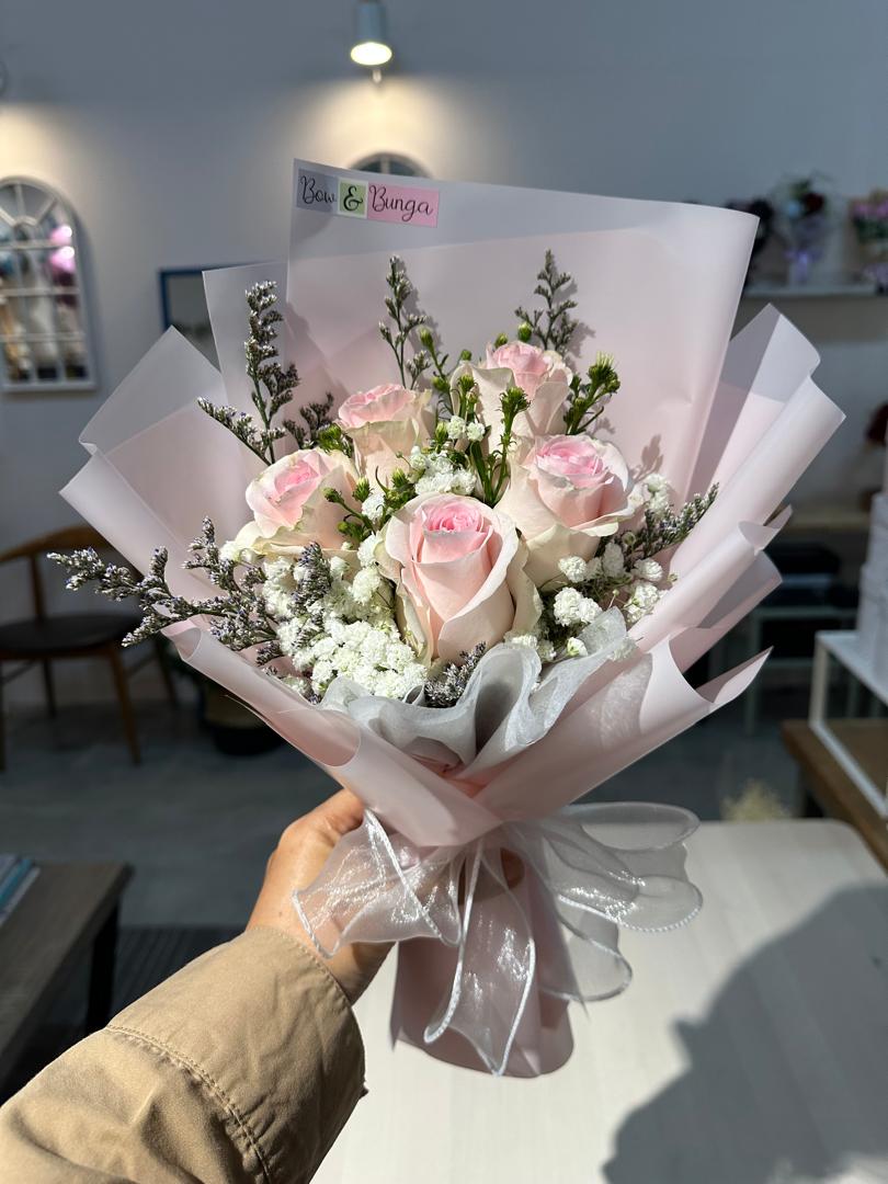 5 Fresh Roses Bouquet Bow dan Bunga