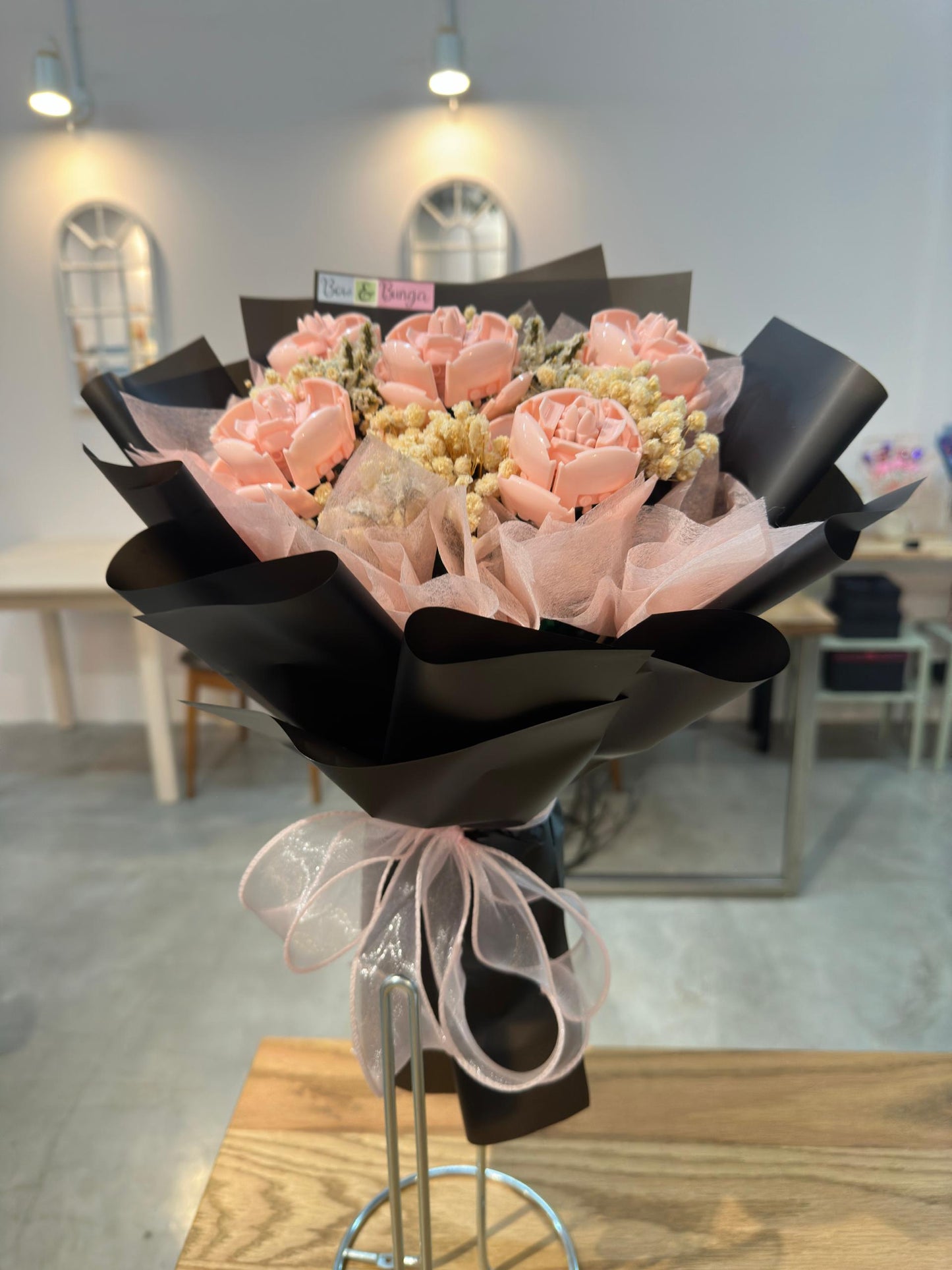 5 Brick Roses Bouquet Bow dan Bunga